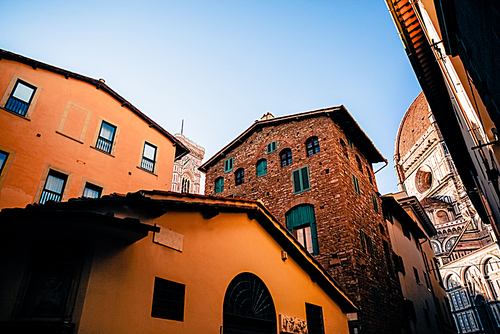 유토이미지 cozy narrow street with old historic buildings in florence italy