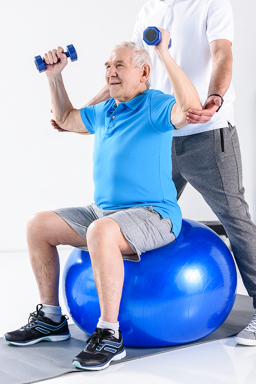 유토이미지 cropped shot of rehabilitation therapist assisting senior man