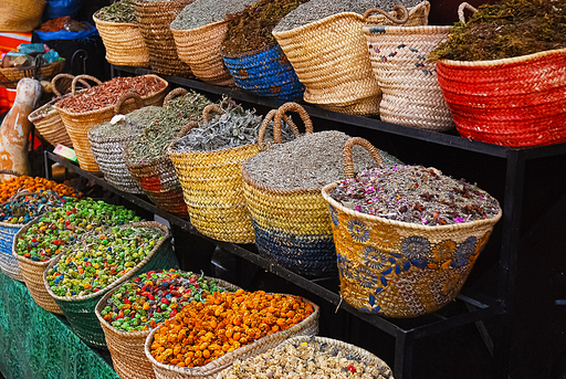 견과류와 향신료를 판매하는 모로코의 전통 시장 Morocco's Traditional Market with Various Spices