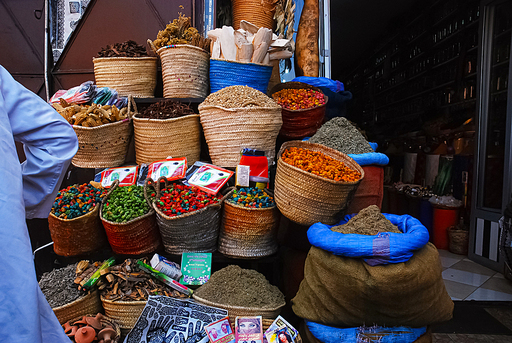 여러가지 향신료와 견과류를 판매하는 가판대 MOROCCO'S TRADITIONAL MARKET WITH VARIOUS SPICES