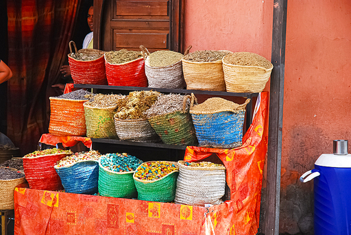 여러가지 향신료와 견과류를 판매하는 가판대 Morocco's Traditional Market with Various Spices