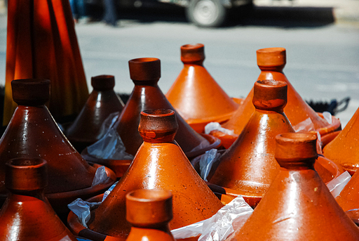 모로코 시장에서 판매하는 항아리 a triangular red jar in Morocco