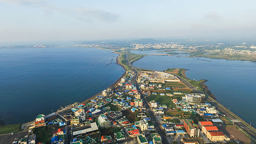 드론으로 보는 제주도. 성산일출봉 앞에 있는 마을.