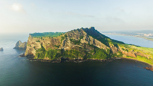 드론으로 보는 제주도. 유명 관광지 성산일출봉.