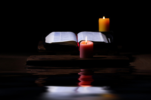 편안한 촛불과 성스러운 성경책 그리고 거룩한 말씀과 묵상의 시간