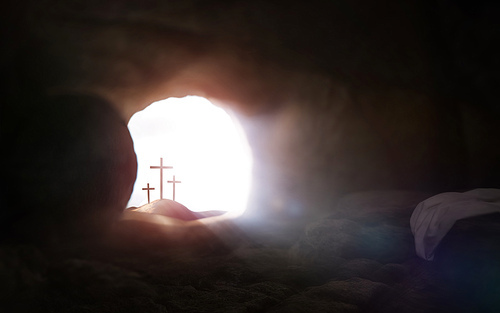 예수 그리스도의 죽음과 부활 부활절을 상징하는 빈 무덤과 희생과 고난의 십자가 그리고 밝은 빛 배경