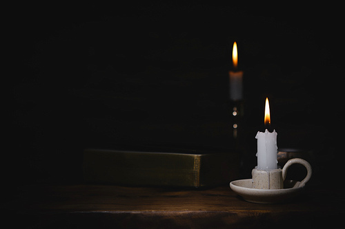 촛대위에 밝게 타오르는 촛불과 거룩한 성경책 그리고 예배와 묵상과 기도 예수그리스도의 말씀