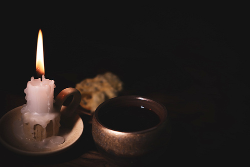 예수그리스도의 거룩한 피와 살을 상징하는 성찬식 최후의 만찬 포도주와 빵 그리고 촛대위에 밝게 빛나는 촛불