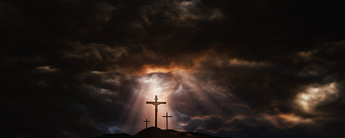 장엄한 하늘과 먹구름이 폭풍과 함께 몰려오고 예수 그리스도의 죽음과 부활을 상징하는 거룩한 십자가에 빛과 빛줄기가 비칩니다.