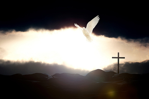 장엄한 하늘과 검은 먹구름 사이로 날아오르는 흰색 비둘기와 예수 그리스도의 십자가