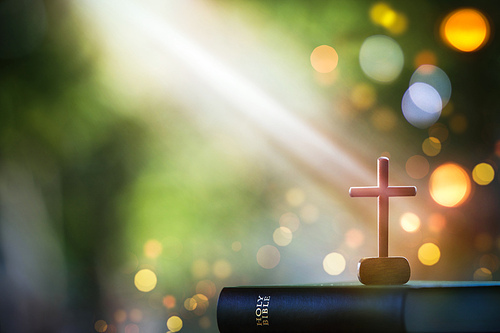 크리스마스 밝은 빛 배경과 성경책 그리고 예수그리스도의 십자가와 불빛 보케 배경