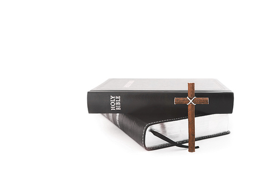 하얀 탁자위에 놓인 성경책과 거룩한 예수 그리스도의 십자가 그리고 밝은 흰색 배경