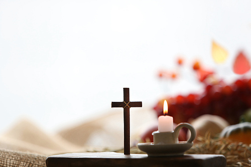 교회 추수감사절 과일 장식과 배경 그리고 촛불과 예수님의 십자가