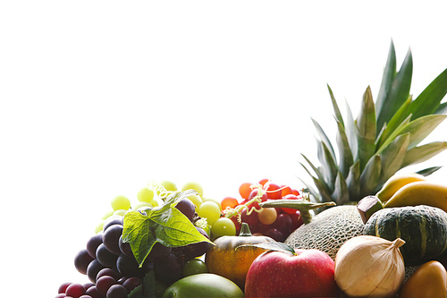 건강에 좋은 신선한 포도와 과일들과 야채 그리고 추수감사절 장식 밝은 배경
