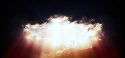 골고다 언덕의 하늘과 구름 사이로 비추는 빛과 빛줄기 예수님의 죽음과 부활을 상징하는 거룩한 십자가 배경