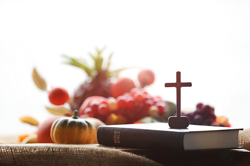 교회 추수감사절 풍성한 과일 장식과 배경 그리고 성경책과 예수님 십자가