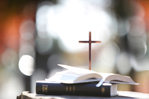 교회 밝은 빛 배경과 거룩한 성경책 그리고 예수 그리스도의 구원의 십자가