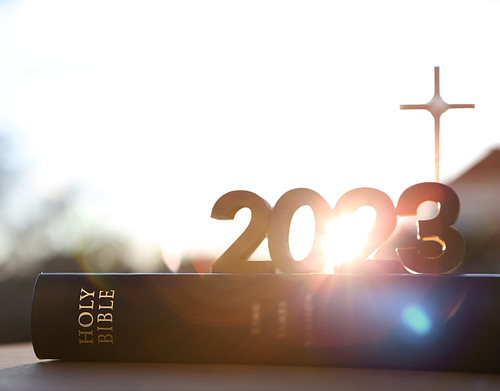 2023년 새해 떠오르는 태양과 일출 그리고 예수 그리스도의 십자가와 거룩한 성경책