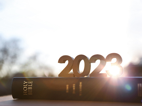 2023년 새해 떠오르는 밝은 태양과 거룩한 성경책 그리고 찬란한 일출 풍경