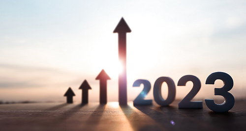 높이 상승하는 화살표와 밝게 떠오르는 태양 2023년 새해 일출 그리고 주식 금융 경제 산업 성장 투자 목표 컨셉