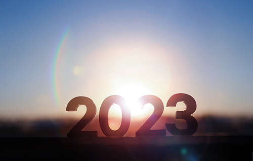 밝게 떠오르는 태양 배경과 2023년 행복하고 희망찬 새해 일출 풍경