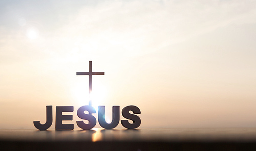 밝게 떠오르는 새해 일출과 예수그리스도의 거룩한 십자가와 JESUS