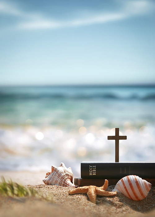 바다 파도와 모래 해변위에 성경책과 예수 그리스도의 십자가와 소라와 불가사리 그리고 교회 여름 수련회와 여름성경학교 여름 캠프