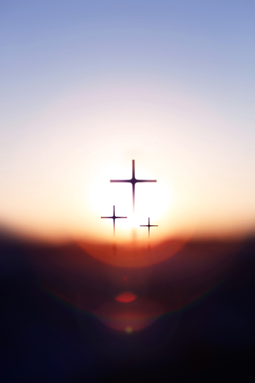 밝게 떠오르는 태양 보케와 빛나는 새해 일출 배경 그리고 예수그리스도의 거룩한 십자가 실루엣