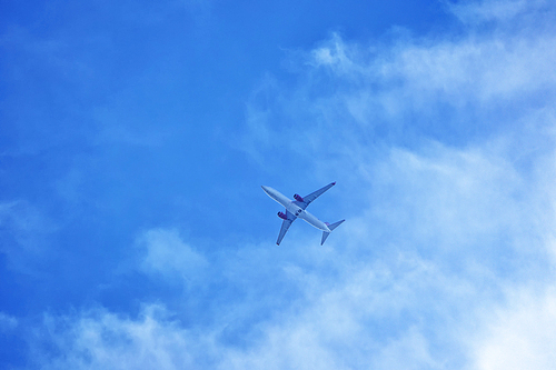 하늘배경 - 파란 하늘 사이로 날아가는 비행기