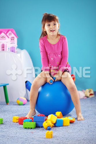 Child on jymnastic ball 