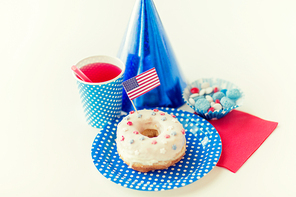 american 독립기념일, celebration, patriotism and holidays concept - close up of glazed sweet donut with juice and candies in disposable tableware at 4th july party from top
