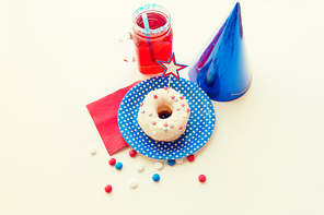 american 독립기념일, celebration, patriotism and holidays concept - close up of glazed sweet donut decorated with star, juice in glass mason jar or mug and candies at 4th july party from top