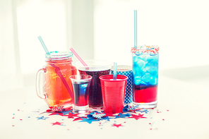american 독립기념일, celebration, patriotism and holidays concept - close up of cups and glasses with drinks on american 독립기념일 party
