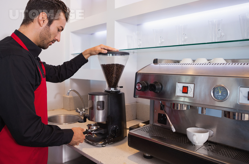 유토이미지 | Handsome barista grinding coffee beans