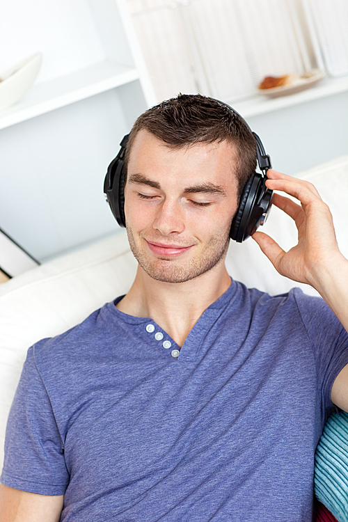 유토이미지 Handsome Young Man Listening To Music With Headphones In The