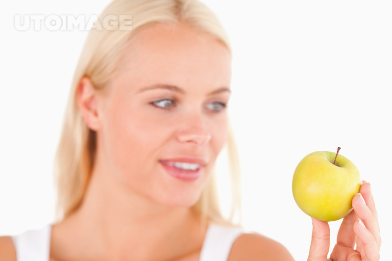 유토이미지 | Gorgeous woman holding an apple