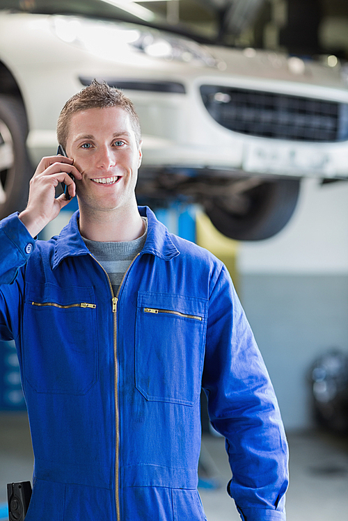 유토이미지 Smiling male mechanic on call