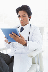 Concentrating doctor using a tablet