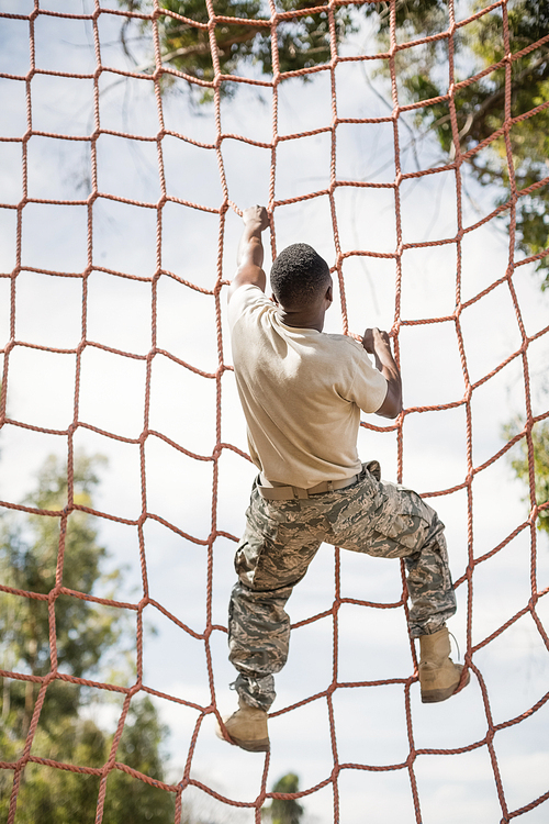 military soldier climbing net during obstacle course in 군사훈련