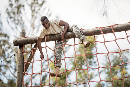 military soldier climbing net during obstacle course in 군사훈련