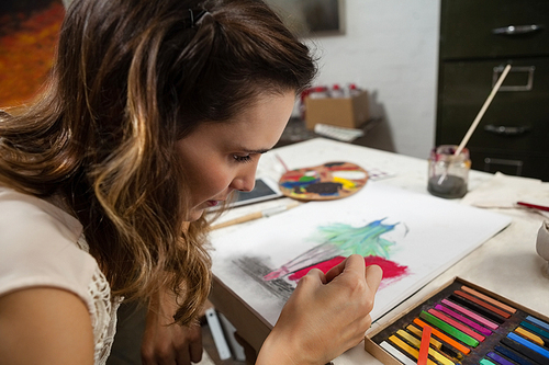 Woman painting a sketch in drawing class