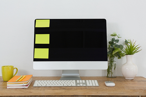 Blank sticky notes on desktop pc in office