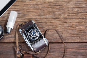 Close-up of old fashioned camera, lens, bulb on table in studio