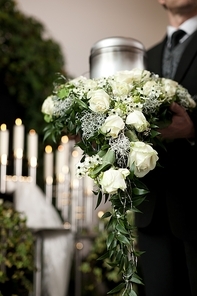 Religion|death and dolor  - funeral and cemetery; urn funeral