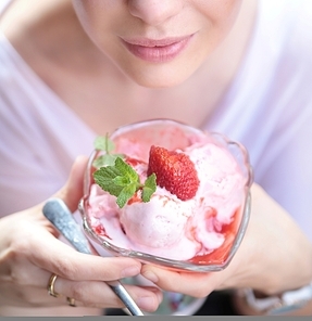 Brunette woman presenting her fruit desseet