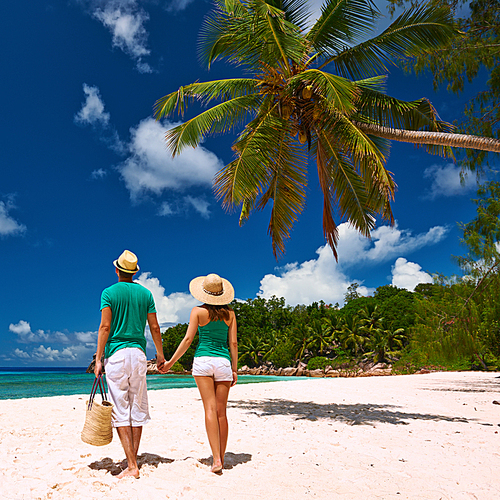 Couple relaxing on a tropical beach at Seychelles|La Digue.