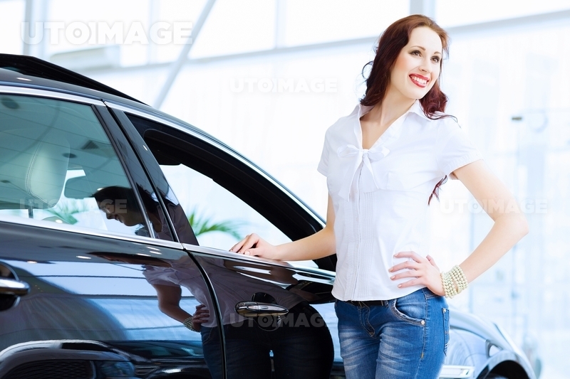 유토이미지 | Young lady at car salon