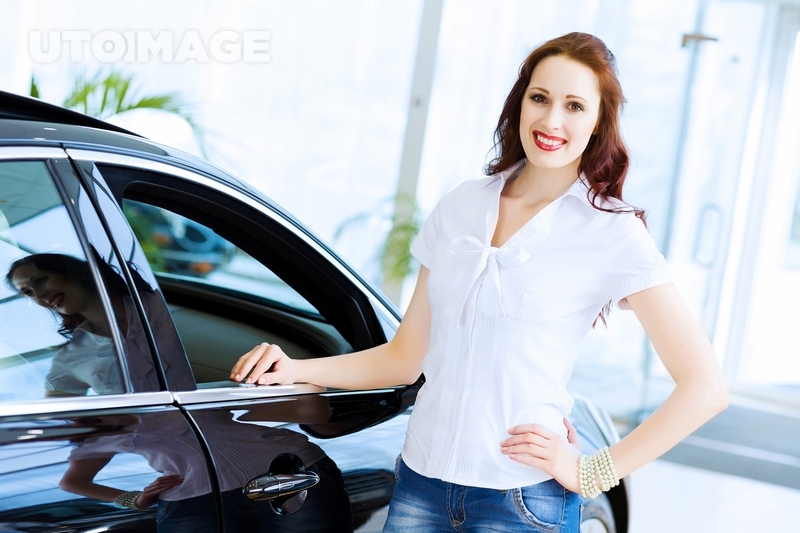 유토이미지 | Young lady at car salon