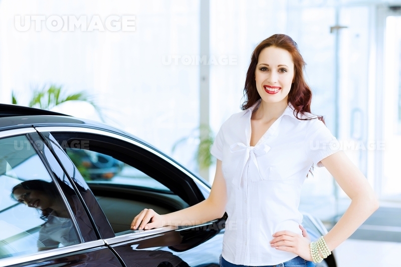 유토이미지 | Young lady at car salon