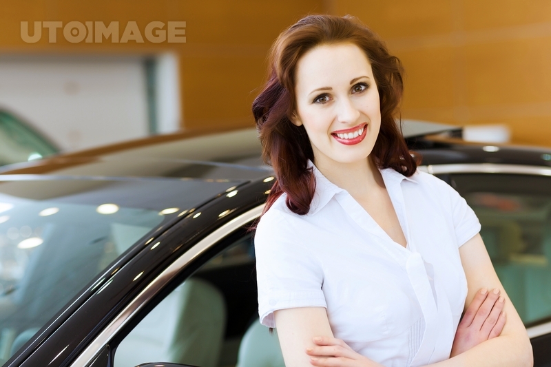 유토이미지 | Young lady at car salon
